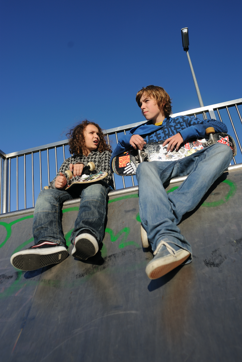 foto van 2 jonge mantelzorgers op een skatebaan