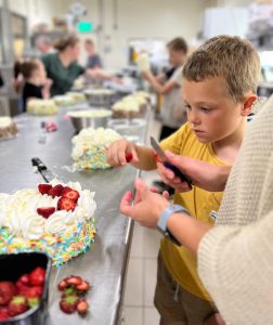kind met taart activiteit jmz